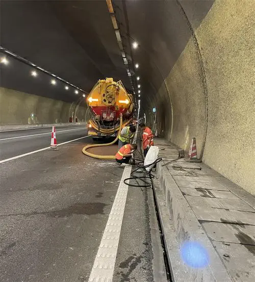 五指山隧道排水渠清淤